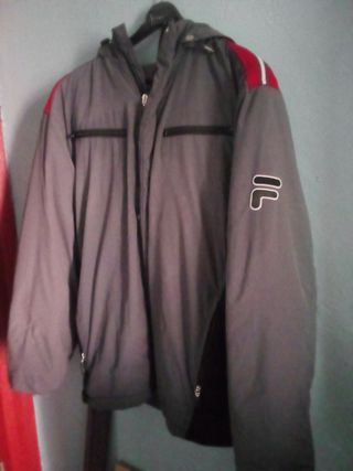 Anorak Fila Gris con Detalles Rojos