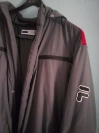 Anorak Fila Gris con Detalles Rojos