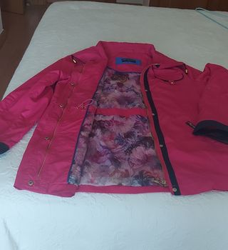 Chubasquero rosa con forro estampado