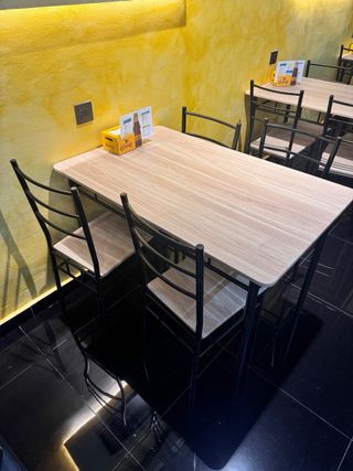 2 Mesas y 8 Sillas de bar