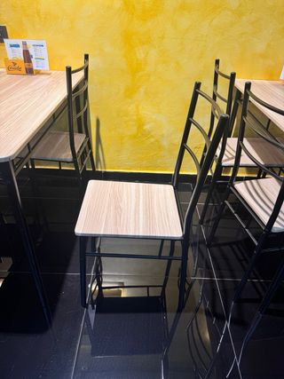 2 Mesas y 8 Sillas de bar