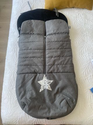 Saco para silla de paseo gris con estrella