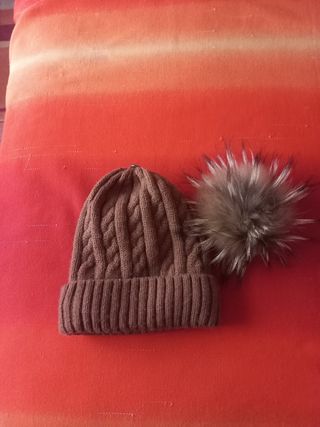 Gorro de lana marrón con pompón