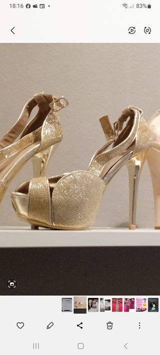 Zapatos de tacón dorados brillantes