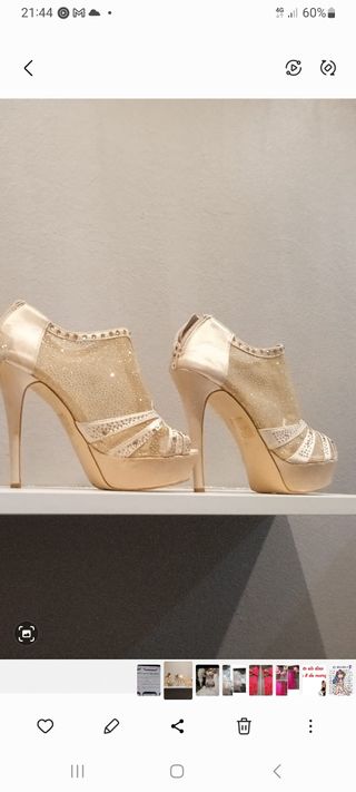 Zapatos de tacón dorados con pedrería