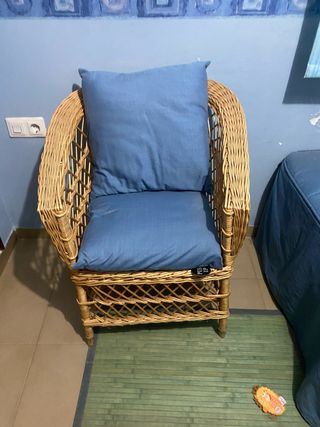 Sillón de mimbre con cojines azules 63 de ancho