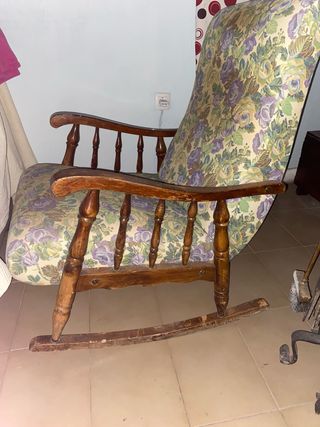 Butacas antiguas de tela y madera