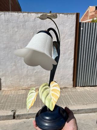 Lámpara de mesa azul con diseño floral