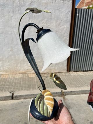 Lámpara de mesa azul con diseño floral