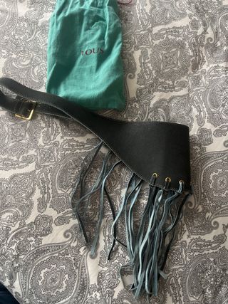 Cinturón Tous Negro con Flecos y Hebilla Dorada