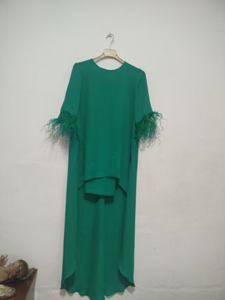 Traje verde con plumas para mujer