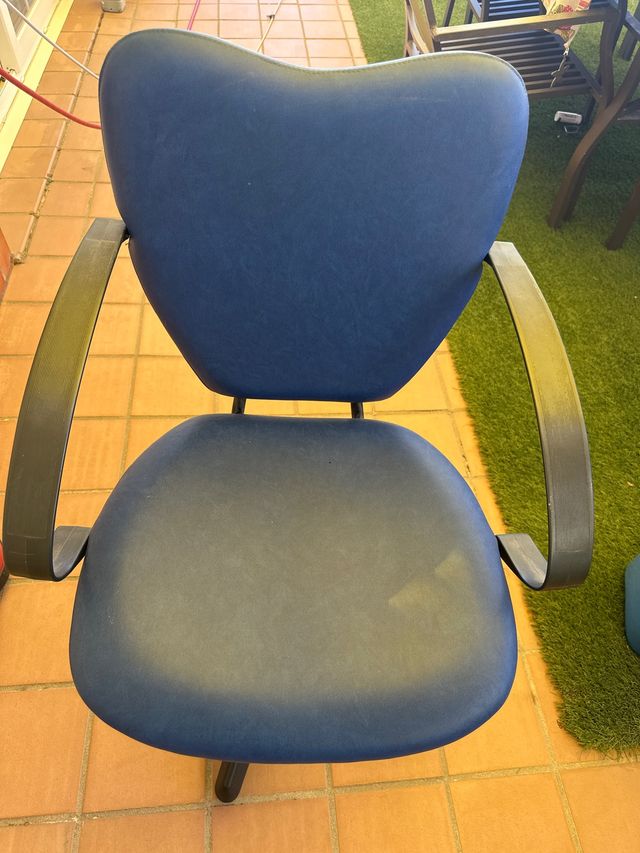 Silla de oficina azul muy cómoda