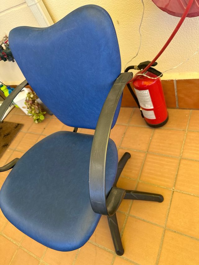 Silla de oficina azul muy cómoda