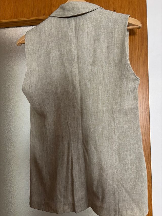 Chaleco de lino beige con bolsillos