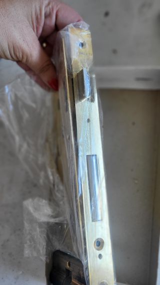 Cerradura de embutir dorada