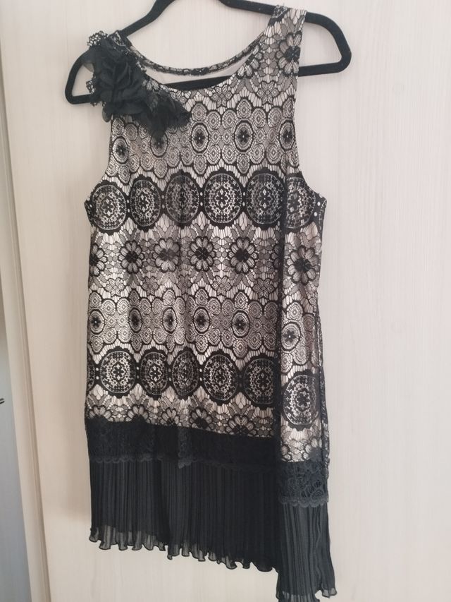 Vestido negro encaje y volantes, mini