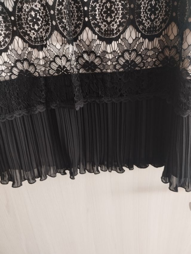 Vestido negro encaje y volantes, mini