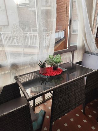 Tavolo in rattan e vetro con 2 sedie