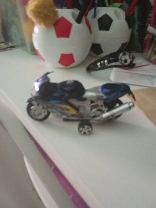 Moto de juguete azul pequeña