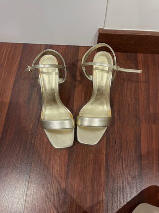 Sandalias de tacón doradas Stradivarius