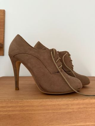 Botines de tacón marrones con cordones