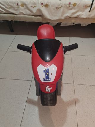 Moto de juguete roja y negra
(Perfecto estado)