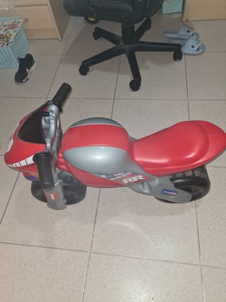 Moto de juguete roja y negra
(Perfecto estado)