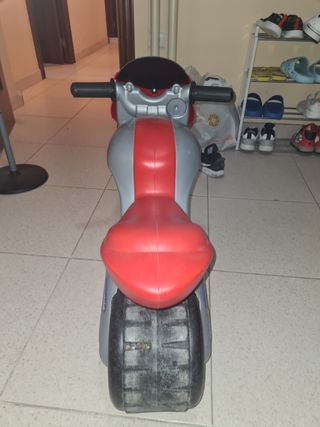 Moto de juguete roja y negra
(Perfecto estado)