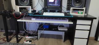 Escritorio de estudio negro y blanco