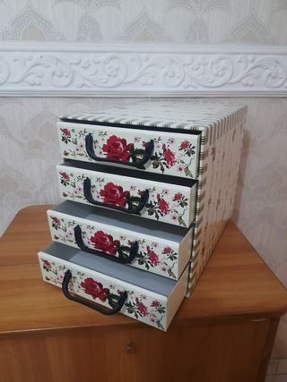 Scatola porta oggetti con cassetti