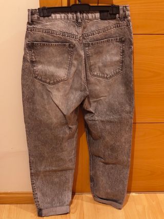 Pantalones grises vaqueros