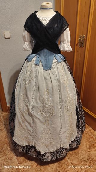 Traje de Huertana azul y blanco sin can can