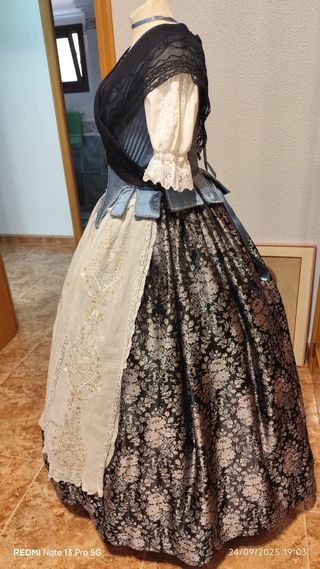 Traje de Huertana azul y blanco sin can can
