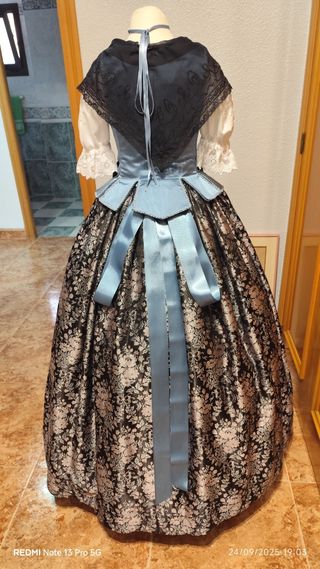 Traje de Huertana azul y blanco sin can can