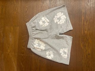 Pantaloncini grigi con fiori bianchi