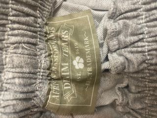 Pantaloncini grigi con fiori bianchi