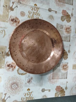 Piatto in rame decorato