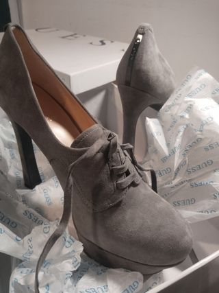Zapatos Guess Nuevos, plataforma .grises ante.T.40