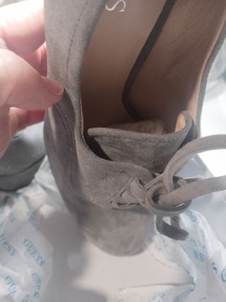 Zapatos Guess Nuevos, plataforma .grises ante.T.40