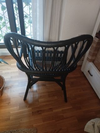 Sillón de ratán negro