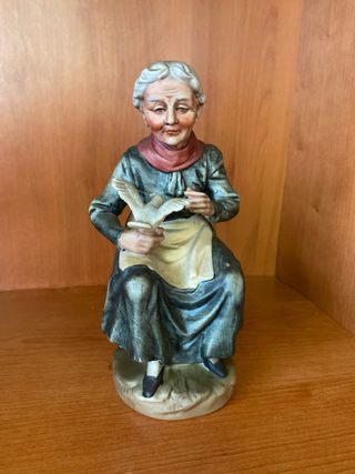 Statuina nonna con uccellino