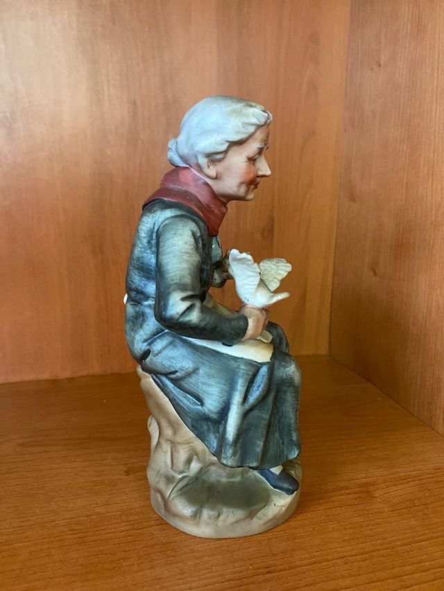 Statuina nonna con uccellino