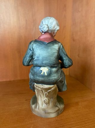 Statuina nonna con uccellino