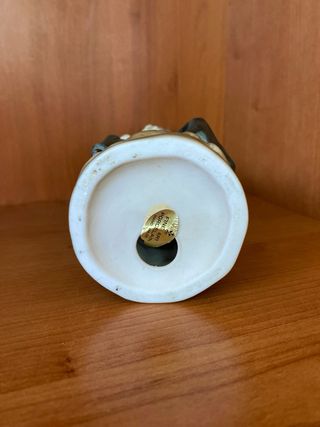 Statuina nonna con uccellino