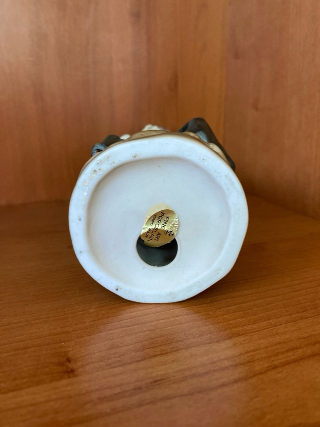 Statuina nonna con uccellino