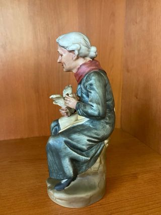 Statuina nonna con uccellino
