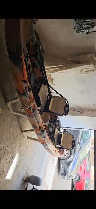 Kayak de pesca naranja y negro