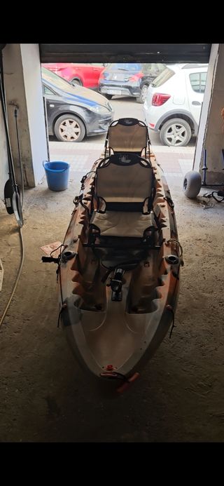 Kayak de pesca naranja y negro
