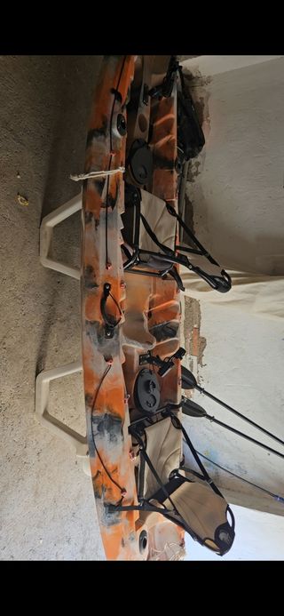 Kayak de pesca naranja y negro