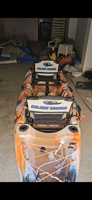 Kayak de pesca naranja y negro